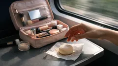 Torebka do herbaty w kosmetyczce: prosty trik na czystą pufę i gąbkę w podróży