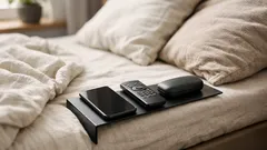 Półka przy łóżku bez szafki: trik z podpórką do książek, który robi porządek w sypialni