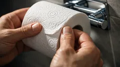 Jak odkleić początek nowej rolki papieru toaletowego w 10 sekund? Prosty trik z kciukami