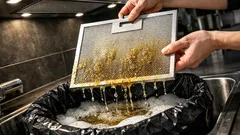 Jak szybko odtłuścić okap kuchenny bez szorowania? Prosty trik z workiem i ciepłą wodą