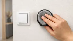 Plama na tapecie z fakturą? Ten puf do demakijażu czyści ścianę szybciej niż gąbka