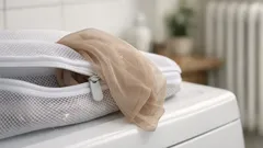 Jak prać rajstopy w pralce, żeby nie puszczały oczek? 3 zasady, które naprawdę działają