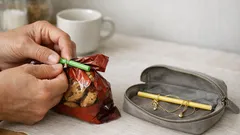 2 sprytne triki ze słomką: szczelne zamknięcie ciastek i naszyjnik bez supełków